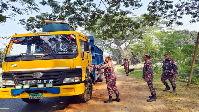 জ্বালানি তেল পাচার রোধে রাজশাহী ও চাঁপাইনবাবগঞ্জের সীমান্তগুলোতে কঠোর নজরদারি করা হচ্ছে। বিশেষ করেন সোনামসজিদ স্থল বন্দরে কঠোর অবস্থান নিয়েছে বর্ডার গার্ড বাংলাদেশ (বিজিবি)। এর অংশ হিসেবে ভারত থেকে আসা পণ্যবাহী ট্রাকের তেলের ট্যাংক পরিমাপ করার পর বাংলাদেশে প্রবেশের অনুমতি দেওয়া হচ্ছে। গতকাল শনিবার সকাল থেকে বন্দরের প্রবেশমুখে বিজিবির চেকপোস্টে ভারতীয় ট্রাকগুলোতে বিশেষ তল্লাশি ও তেল পরিমাপ করতে দেখা যায়। এছাড়াও সীমান্তগুলোতেও তেল পাচার রোখে কাজ করছে বিজিবির সদস্যরা। প্রতিটি পিওপি ক্যাম্পের সদস্যদের সীমান্তে কড়া নজরদারি করার জন্য নিদের্শ দেয়া হয়েছে। বিজিবি সূত্র জানায়, সম্প্রতি সীমান্ত দিয়ে জ্বালানি তেল পাচারের আশঙ্কা দেখা দেওয়ায় এ ব্যবস্থা নেওয়া হয়েছে। এ কারণে ভারত থেকে পণ্য নিয়ে আসা ট্রাকগুলো বাংলাদেশে প্রবেশের সময় তাদের ট্যাংকে থাকা তেলের পরিমাণ পরিমাপ করা হচ্ছে। ট্রাকগুলো খালি অবস্থায় ভারতে ফেরত যাওয়ার সময় আবারও তেলের পরিমাণ যাচাই করা হবে। এতে বাংলাদেশ থেকে অবৈধভাবে জ্বালানি তেল পাচার রোধ করা সম্ভব হবে বলে মনে করছে বিজিবি। বিজিবি আরও জানায়, সীমান্ত এলাকায় চোরাচালান ও অবৈধ কার্যক্রম ঠেকাতে এ ধরনের তদারকি ও নজরদারি অব্যাহত থাকবে।