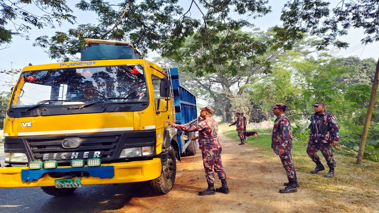 জ্বালানি তেল পাচার রোধে রাজশাহী ও চাঁপাইনবাবগঞ্জের সীমান্তগুলোতে কঠোর নজরদারি করা হচ্ছে। বিশেষ করেন সোনামসজিদ স্থল বন্দরে কঠোর অবস্থান নিয়েছে বর্ডার গার্ড বাংলাদেশ (বিজিবি)। এর অংশ হিসেবে ভারত থেকে আসা পণ্যবাহী ট্রাকের তেলের ট্যাংক পরিমাপ করার পর বাংলাদেশে প্রবেশের অনুমতি দেওয়া হচ্ছে। গতকাল শনিবার সকাল থেকে বন্দরের প্রবেশমুখে বিজিবির চেকপোস্টে ভারতীয় ট্রাকগুলোতে বিশেষ তল্লাশি ও তেল পরিমাপ করতে দেখা যায়। এছাড়াও সীমান্তগুলোতেও তেল পাচার রোখে কাজ করছে বিজিবির সদস্যরা। প্রতিটি পিওপি ক্যাম্পের সদস্যদের সীমান্তে কড়া নজরদারি করার জন্য নিদের্শ দেয়া হয়েছে। বিজিবি সূত্র জানায়, সম্প্রতি সীমান্ত দিয়ে জ্বালানি তেল পাচারের আশঙ্কা দেখা দেওয়ায় এ ব্যবস্থা নেওয়া হয়েছে। এ কারণে ভারত থেকে পণ্য নিয়ে আসা ট্রাকগুলো বাংলাদেশে প্রবেশের সময় তাদের ট্যাংকে থাকা তেলের পরিমাণ পরিমাপ করা হচ্ছে। ট্রাকগুলো খালি অবস্থায় ভারতে ফেরত যাওয়ার সময় আবারও তেলের পরিমাণ যাচাই করা হবে। এতে বাংলাদেশ থেকে অবৈধভাবে জ্বালানি তেল পাচার রোধ করা সম্ভব হবে বলে মনে করছে বিজিবি। বিজিবি আরও জানায়, সীমান্ত এলাকায় চোরাচালান ও অবৈধ কার্যক্রম ঠেকাতে এ ধরনের তদারকি ও নজরদারি অব্যাহত থাকবে।