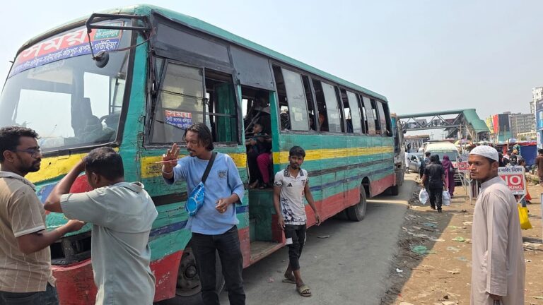 নারায়ণগঞ্জে দূরপাল্লার রুটে চলছে লোকাল বাস, নেওয়া হচ্ছে বাড়তি ভাড়া