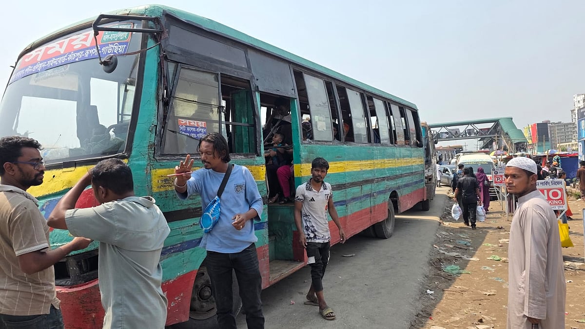 নারায়ণগঞ্জে দূরপাল্লার রুটে চলছে লোকাল বাস, নেওয়া হচ্ছে বাড়তি ভাড়া