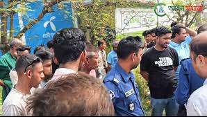 নওগাঁর মহাদেবপুরে যাত্রীবাহী বাসের ধাক্কায় মোটসাইকেল আরোহী তন্ময় হোসেন (২৩) নামে এক যুবক নিহত হয়েছে। গতকাল শনিবার সকাল সাড়ে ৯টার দিকে নওগাঁ-রাজশাহী মহাসড়কের চৌমাশিয়া (নওহাটা) মোড়ের পূর্বপাশে ওহাব চাউল কলের সামনে এ দুর্ঘটনা ঘটে। নিহত তন্ময় হোসেন জয়পুরহাট জেলার আক্কেলপুর থানার মানিকপুর গ্রামের শাহাদাত হোসেন জোনাকির ছেলে। নিহতের ভগ্নিপতি আব্দুর রশিদ জানান, পরিবারের অমতে তন্ময় হোসেন বিয়ে করে। এ বিয়ে নিয়ে পরিবারের লোকজনের সাথে বনিবনা না হওয়ায় তার স্ত্রীকে নিয়ে এলাকা ছেড়ে মহাদেবপুর উপজেলায় বাগাচারা (খোড়াতলি) মোড়ের একটি বাসায় ভাড়া থাকতেন। বাসা ভাড়া থাকার পাশাপাশি বিদ্যুৎ মিস্ত্রি হিসাবে কাজ করতেন তন্ময় হোসেন। প্রতিদিনির মতো আজ সকালেও মোটরসাইকেল নিয়ে কাজে বের হলে নওগাঁ থেকে আসা বিআর পরিবহনের যাত্রীবাহী একটি বাস মোটসাইকেলটিকে ধাক্কা দিলে সে সড়কে পড়ে গিয়ে গুরুতর আঘাত পেলে ঘটনাস্থলেই মারা যায়। মহাদেবপুর থানার ভারপ্রাপ্ত কর্মকর্তা (ওসি) শহিদুল ইসলাম বলেন, খবর পেয়ে ঘটনাস্থল থেকে মরদেহ উদ্ধার করা হয়েছে। আইনি প্রক্রিয়া শেষে পরিবারের কাছে লাশ হস্তান্তর করা হবে। এ ঘটনায় একটি মামলা দায়েরের প্রস্তুতি চলছে।