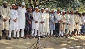 চারঘাট প্রতিনিধি: রাজশাহীর চারঘাট উপজেলায় ইসলামি জালসায় প্রধান অতিথি করা কেন্দ্র করে দু গ্রুপের দ্বন্দ্বে বিএনপি নেতা এরশাদ আলীর (৬৫) খুনের ঘটনায় থানায় হত্যা মামলা দায়ের হয়েছে। শনিবার সকালে নিহত এরশাদ আলীর ছেলে রিমন আলী (২২) বাদী হয়ে রাজশাহী-৬ (চারঘাট-বাঘা) আসনে বিএনপির মনোনয়নবঞ্চিত নেতা আনোয়ার হোসেন উজ্জলকে (৫৫) প্রধান আসামি করে ৯ জনের বিরুদ্ধে চারঘাট থানায় মামলাটি দায়ের করেছেন। অন্যদিকে, গতকাল শনিবার বিকেলে ময়নাতদন্ত শেষে নিহত এরশাদ আলীর লাশ পরিবারের কবরস্থানে দাফন করা হয়। জানাজায় অংশ নিয়ে স্থানীয় সংসদ সদস্য আবু সাইদ চাঁদ। এসময় তিনি কান্নায় ভেঙে পড়েন এবং বলেন, এরশাদ ভাইয়ের কি অপরাধ ছিল? কেন তাকে পিটিয়ে হত্যা করা হয়েছে? তিনি তো একজন দিনমজুর ছিলেন। তিনি আরও বলেন, আমি জীবনে অন্যায়কে কখনোই সমর্থন করিনি। এরশাদ আলী পরিবারে একমাত্র উপার্জনক্ষম ব্যক্তি ছিলেন। তিনি না থাকলে তার স্ত্রী, সন্তানদের ভবিষ্যৎ কী হবে? মানুষ কী এত নিষ্ঠুর হতে পারে? আবু সাইদ চাঁদ পুলিশকে হুঁশিয়ার করে বলেন, নিহতের ছেলের দায়েরকৃত মামলায় কোনো ধাঁচের চালাকি করা হবে না। প্রকৃত অপরাধীকে দ্রুত গ্রেপ্তার করে কঠোর শাস্তি নিশ্চিত করতে হবে। এদিকে, মামলার এজাহারে বলা হয়েছে, আনোয়ার হোসেন উজ্জলের সমর্থক এবং এলাকার সংসদ সদস্য আবু সাইদ চাঁদ গ্রুপের সমর্থকদের মধ্যে এলাকায় আধিপত্য বিস্তারের বিষয়কে কেন্দ্র করে বিরোধ চলে আসছিল। বাদীর বাবা এরশাদ আলী সংসদ সদস্য আবু সাইদ চাঁদ গ্রুপের একজন সমর্থক। আগামী ৯ এপ্রিল ইউসুফপুর এলাকার ইসলামী জালসায় প্রধান অতিথি হওয়ার বিষয় নিয়ে গত শুক্রবার দুপুরে ইউসুফপুর সিপাইপাড়া জামে মসজিদে স্থানীয় লোকজনদের মতবিনিময় হয়। সেখানে বাদী ও তার বাবাও উপস্থিত ছিলেন। এজাহারে আরও বলা হয়, জালসার প্রধান অতিথি হওয়ার বিষয়কে কেন্দ্র করে আনোয়ার হোসেন উজ্জল গ্রুপের সমর্থকদের সঙ্গে আবু সাইদ চাঁদ গ্রুপের সমর্থকদের মধ্যে বাক-বিতন্ডা হয়। তখন উজ্জল গ্রুপের সমর্থকরা প্রকাশ্যে হুমকি প্রদান করেন যে, চাঁদকে সমর্থন করলে খুন জখম করে ফেলবেন। এরশাদ আলী এর প্রতিবাদ করলে আসামিরা উত্তেজিত হয়ে উঠেন। পরে তিনি মসজিদ থেকে চলে আসেন। পরে রাতে এরশাদ আলী তারাবীর নামাজ পড়ার জন্য ইউসুফপুর সিপাইপাড়া মসজিদে যান। নামাজ শেষে রাত সাড়ে ৯টার দিকে বাড়িতে ফেরার পথে ইউসুফপুর সিপাইপাড়া গ্রামে আসামিরা পূর্ব পরিকল্পিতভাবে বাঁশের লাঠি, লোহার রড, আমের ডাল ও পেয়ারা গাছের ডাল নিয়ে এরশাদ আলীর পথরোধ করেন। এরপর তাকে সেখানে পিটিয়ে হত্যা করা হয়। জানতে চাইলে অভিযুক্ত বিএনপি নেতা আনোয়ার হোসেন উজ্জল বলেন, যে গ্রামে ঘটনা, সে গ্রামেই আমার বাড়ি। আমি বিগত ছয়দিন ধরে ঢাকায় আছি। যিনি মারা গেছেন তিনিও সম্পর্কে আমার দাদা। আসামিরাও সবাই আত্মীয়। মসজিদের কমিটি নিয়ে সমস্যায় এই অনাকাঙ্খিত ঘটনাটি ঘটেছে। এখন আমার ভাবমূর্তি নষ্ট করতে আবু সাঈদ চাঁদ আমাকে জড়িয়ে মামলা করিয়েছেন। তিনি বলেন, আমি মনোনয়ন চেয়েছিলাম। মনোনয়ন না পেলেও ধানের শীষের পক্ষে কাজ করেছি। তারপরও প্রতিহিংসা থামেনি। এটা খুবই নিন্দনীয়। রাজনীতি এত নোংরা হওয়া উচিত না। নিহত এরশাদ আলীর ছেলে মামলার বাদী রিমন আলী বলেন, রাজনৈতিক দ্বন্দ্বে আমি আমার বাবাকে হারিয়েছি। শুধুমাত্র আবু সাইদ চাঁদের একনিষ্ঠ ভক্ত হবার কারণে প্রতিপক্ষরা তাকে খুন করেছে। আমি বাবা হত্যার সুষ্ঠু বিচার চাই। চারঘাট থানার উপপরিদর্শক (এসআই) সিরাজুল ইসলাম জানান, মামলা রেকর্ড হলেও এখনও কোনো আসামিকে গ্রেপ্তার করা সম্ভব হয়নি। আসামিদের গ্রেপ্তারের চেষ্টা করছে পুলিশ। ময়নাতদন্তের পর মরদেহ স্বজনদের কাছে হস্তান্তর করা হবে। উল্লেখ্য, নিহত এরশাদ আলী ইউসুফপুর ইউনিয়নের ৭ নং ওয়ার্ড বিএনপির সহ-সভাপতি ছিলেন। দলীয় মনোনয়নকে ঘিরে ওই এলাকায় আবু সাঈদ চাঁদ ও আনোয়ার হোসেন উজ্জলের অনুসারীদের মধ্যে উত্তেজনা ছিল। এর জের ধরেই শুক্রবার রাতে হত্যাকাণ্ডের শিকার হন এরশাদ।