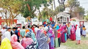 চাঁপাইনবাবগঞ্জে টিসিবি ট্রাকসেল চাহিদার তুলনায় সরবরাহ কম, খালি হাতে ফিরলেন অনেকেই