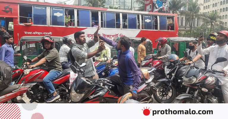 ছুটির দিনেও ফিলিং স্টেশনে লম্বা লাইন