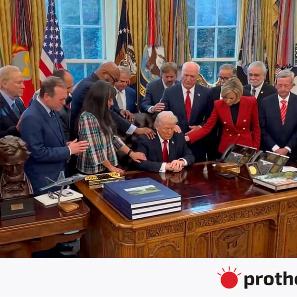 ওভাল অফিসে ট্রাম্পের পাশে দাঁড়িয়ে ধর্মযাজকদের বিশেষ প্রার্থনা