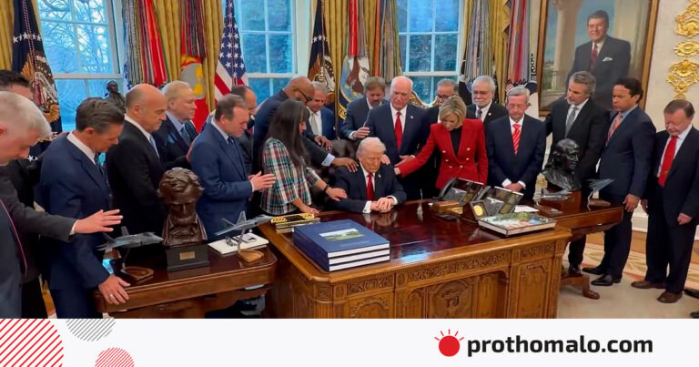 ওভাল অফিসে ট্রাম্পের পাশে দাঁড়িয়ে ধর্মযাজকদের বিশেষ প্রার্থনা