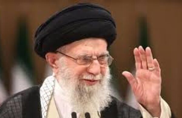 আয়াতুল্লাহ আলী খামেনি মার্কিন-ইসরায়েল হামলায় নিহত আলী খামেনি ও তার পরিবারের সদস্যরা ইরানকে নিশ্চিত করেছেন তেহরান তাদের সর্বোচ্চ নেতার হত্যার প্রতিশোধ নেওয়ার অঙ্গীকার করেছে এবং ৪০ দিনের গণশোক ঘোষণা করেছে। ইরানের রাষ্ট্রীয় গণমাধ্যম জানিয়েছে, ইসরায়েলি ও মার্কিন হামলায় ইরানের সর্বোচ্চ নেতা আয়াতুল্লাহ আলী খামেনি নিহত হয়েছেন, যা বিপ্লবী গার্ডদের প্রতিশোধের আহ্বান জানিয়েছে। রবিবার রাষ্ট্রীয় টেলিভিশনে দেশটির ৮৬ বছর বয়সী সর্বোচ্চ নেতার হত্যার পর ৪০ দিনের শোক এবং সাতটি সরকারি ছুটি ঘোষণা করা হয়েছে, যিনি ১৯৮৯ সাল থেকে ক্ষমতায় ছিলেন। "সর্বোচ্চ নেতার শাহাদাতের সাথে সাথে, তার পথ এবং লক্ষ্য হারিয়ে যাবে না বা ভুলে যাবে না, অন্যদিকে, আরও জোর ও উদ্যমের সাথে সেগুলি অনুসরণ করা হবে," একজন উপস্থাপক বলেছেন। ইরানের বিপ্লবী গার্ডরা, এদিকে, খামেনির "খুনীদের" শাস্তি দেওয়ার প্রতিশ্রুতি দিয়েছে। "উম্মাহর ইমামের হত্যাকারীদের কঠোর, নির্ণায়ক এবং দুঃখজনক শাস্তির জন্য ইরানি জাতির প্রতিশোধের হাত তাদের ছাড়বে না," এক বিবৃতিতে গার্ডরা বলেছে। ইরানি গণমাধ্যম জানিয়েছে যে মার্কিন ও ইসরায়েলি হামলায় সর্বোচ্চ নেতার কন্যা, জামাতা এবং নাতনীও নিহত হয়েছেন। "সর্বোচ্চ নেতার পরিবারের সাথে যোগাযোগ স্থাপনের পর, বিপ্লবী নেতার কন্যা, জামাতা এবং নাতনী শহীদ হওয়ার খবর দুর্ভাগ্যবশত নিশ্চিত করা হয়েছে," ফার্স সংবাদ সংস্থা এবং অন্যান্য ইরানি গণমাধ্যম জানিয়েছে। রাষ্ট্রীয় গণমাধ্যম জানিয়েছে যে খামেনির হত্যার পর ইরান ৪০ দিনের গণ শোক ঘোষণা করেছে।