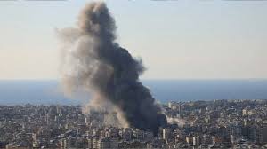 ইরানের খাতাম আল-আম্বিয়া কেন্দ্রীয় সদর দপ্তরের মুখপাত্র দেশটির সশস্ত্র বাহিনীর প্রতিশোধমূলক হামলায় মার্কিন বাহিনীর ক্ষয়ক্ষতির হালনাগাদ তথ্য প্রকাশ করেছেন। তিনি দাবি করেছেন যে, এসব হামলায় ২০০ জনেরও বেশি আমেরিকান সেনা নিহত বা আহত হয়েছে। শনিবার মুখপাত্র জানান, গত ২৪ ঘণ্টায় মার্কিন ঘাঁটিগুলোতে ইরানের শক্তিশালী প্রতিশোধমূলক হামলায় মার্কিন সেনাবাহিনীর বিপুল ক্ষয়ক্ষতি হয়েছে। তিনি উল্লেখ করেন, ‘অপারেশন ট্রু প্রমিস ৪’-এর অধীনে চালানো এসব হামলায় মার্কিন সামরিক অবকাঠামো এবং সম্পদেরও উল্লেখযোগ্য ক্ষতি হয়েছে। ইরানি মুখপাত্রের ভাষ্যমতে, মার্কিন পঞ্চম নৌবহরের ২১ জন সেনা নিহত এবং অনেকে আহত হয়েছে। আল-দাফরা বিমান ঘাঁটিতে প্রায় ২০০ জন আমেরিকান নিহত বা আহত হয়েছে এবং পারস্য উপসাগরের উত্তরাঞ্চলে যুক্তরাষ্ট্রের একটি তেলবাহী ট্যাঙ্কার লক্ষ্যবস্তু করা হয়েছে। খাতাম আল-আম্বিয়া কেন্দ্রীয় সদর দপ্তর ইরানের সশস্ত্র বাহিনীর জেনারেল স্টাফের একটি শাখা, যা বিভিন্ন ইরানি সামরিক ইউনিটের সমন্বয়ে অভিযান পরিচালনার দায়িত্বে রয়েছে। উল্লেখ্য, গত ২৮ ফেব্রুয়ারি ইসলামী বিপ্লবের নেতা আয়াতুল্লাহ সাইয়েদ আলী খামেনি এবং ঊর্ধ্বতন সামরিক কমান্ডার ও বেসামরিক নাগরিকদের হত্যার পর থেকে যুক্তরাষ্ট্র এবং জায়নবাদী (ইসরায়েল) শাসকরা ইরানের বিরুদ্ধে সামরিক অভিযান চালাচ্ছে। আগ্রাসনমূলক এই হামলায় ইরানের সামরিক ও বেসামরিক এলাকা লক্ষ্য করে ব্যাপক হামলা চালানো হয়েছে, যার ফলে উল্লেখযোগ্য সংখ্যক হতাহত এবং ক্ষয়ক্ষতি হয়েছে। এর প্রতিক্রিয়ায় ইরানের সশস্ত্র বাহিনী ক্ষেপণাস্ত্র ও ড্রোন ব্যবহার করে অধিকৃত অঞ্চল এবং আঞ্চলিক দেশগুলোতে থাকা মার্কিন ও ইসরায়েলি লক্ষ্যবস্তুগুলোতে কঠোর প্রতিশোধমূলক হামলা চালিয়েছে। সূত্র: ইনকিলাব