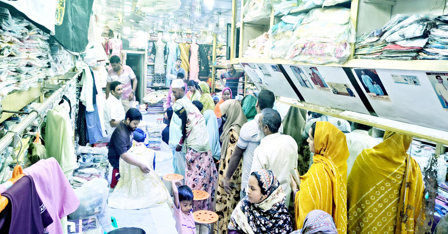 গোমস্তাপুরে ঈদের বাজার স্বস্তির কেনাকাটা জমজমাট