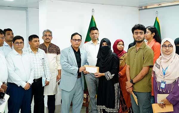 দরিদ্র ও মেধাবী শিক্ষার্থীদের শিক্ষাবৃত্তি প্রদান করলো রাসিক