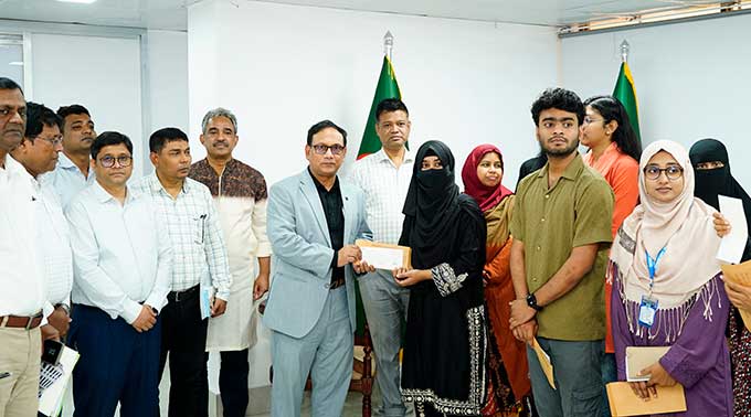দরিদ্র ও মেধাবী শিক্ষার্থীদের শিক্ষাবৃত্তি প্রদান করলো রাসিক
