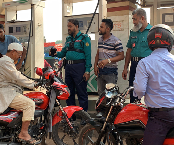 রাজশাহীতে জ্বালানি তেল বিক্রিতে মানা হচ্ছে না সরকারি নিয়ম