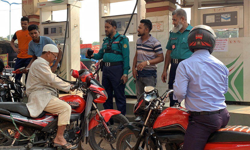 রাজশাহীতে জ্বালানি তেল বিক্রিতে মানা হচ্ছে না সরকারি নিয়ম