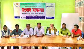 রাজশাহী রেশম কারখানায় আউটসোর্সিং পদ্ধতিতে নিয়োগ বাতিলের দাবি জানিয়ে শ্রমিক নেতারা। এছাড়াও বকেয়া মজুরি পরিশোধের দাবি জানিয়েছেন তারা। গতকাল রোববার দুপুর ১টায় নগরীর সুলতানাবাদে অবস্থিত রাজশাহী রেশম সম্প্রসারণ কার্যালয়ের একটি কক্ষে এ সংবাদ সম্মেলন অনুষ্ঠিত হয়। সংবাদ সম্মেলনের আয়োজন করে বাংলাদেশ জাতীয়তাবাদী রেশম শ্রমিক দল। সংবাদ সম্মেলনে লিখিত বক্তব্য পড়েন জাতীয়তাবাদী রেশম শ্রমিক দলের সাধারণ সম্পাদক জসিম উদ্দিন তাসেন। তিনি বলেন, ১৯৭৮ সালে শহীদ প্রেসিডেন্ট জিয়াউর রহমান রাজশাহীতে বাংলাদেশ রেশম উন্নয়ন বোর্ড প্রতিষ্ঠা করেন। প্রতিষ্ঠার পর থেকে রেশম খাতে ধারাবাহিকভাবে সাফল্য অর্জিত হয়। এক সময় রেশম বোর্ডে মোট ৫৮৩ জন শ্রমিক কর্মরত ছিলেন। কিন্তু বিগত আওয়ামী লীগ সরকারের ১৭ বছরে বিভিন্ন সময়ে ৫৮৩ জন শ্রমিকের মধ্যে ৩২৭ জনকে বাদ দেওয়া হয় এবং বর্তমানে মাত্র ২৫৬ জন শ্রমিক দিয়ে কাজ করানো হচ্ছে। তিনি বলেন, অর্থ মন্ত্রণালয় ছাঁটাই করা ৩২৭ জন শ্রমিককে কাজে পুনর্বহালের অনুমতি দিয়েছে। তবুও রেশম বোর্ড কর্তৃপক্ষ তাদের বেতন-ভাতা প্রদান করছে না। ফলে তারা মানবেতর জীবনযাপন করছেন। আগামী ৩১ মার্চের পর আউটসোর্সিং পদ্ধতিতে টেন্ডারের মাধ্যমে শ্রমিক নিয়োগ দেওয়ার পরিকল্পনা করা হয়েছে। যা শ্রমিকদের জন্য আত্মঘাতী। । এতে অনেক অভিজ্ঞ শ্রমিক চাকরি হারানোর আশঙ্কায় রয়েছেন। তাদের অনেকেই ২০ থেকে ৩০ বছর ধরে রেশম চাষ ও সংশ্লিষ্ট কাজে অভিজ্ঞ। ঠিকাদারের অধীনে আউটসোর্সিং পদ্ধতিতে নিয়োগ দেওয়া হলে তারা স্থায়ী শ্রমিকের তালিকা থেকে চিরতরে বাদ পড়ে যাওয়ার শঙ্কা রয়েছে। আউটসোর্সিং পদ্ধতি বাতিল ও ৫৮৩ জন শ্রমিককে রাজস্ব খাতভুক্ত করা এবং বকেয়া বেতন-ভাতা পরিশোধসহ নিয়মিত বেতন প্রদানের দাবি জানান। সংবাদ সম্মেলনে উপস্থিত ছিলেন, জাতীয়তাবাদী রেশম শ্রমিক দলের সভাপতি শাহ আলম লুটু, সাংগঠনিক সম্পাদক দীপক কুমার, মীরগঞ্জ বীজাগারের সভাপতি আবুল কালাম আজাদ প্রমুখ। এ বিষয়ে কথা বলার জন্য বাংলাদেশ রেশম উন্নয়ন বোর্ডের পরিচালক (প্রশাসন) নাছিমা খাতুনকে একাধিকবার কল দেওয়া হলে তিনি রিসিভ করেননি। বোর্ডের অর্থ ও পরিকল্পনা বিভাগের পরিচালক ড. এমএ মান্নানের মুঠোফোন নাম্বারও বন্ধ পাওয়া যায়।