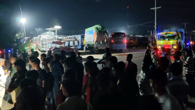 চাঁদাবাজির দ্বন্দ্বে ককটেল বিস্ফোরণ ও আধা ঘণ্টা সড়ক অবরোধ