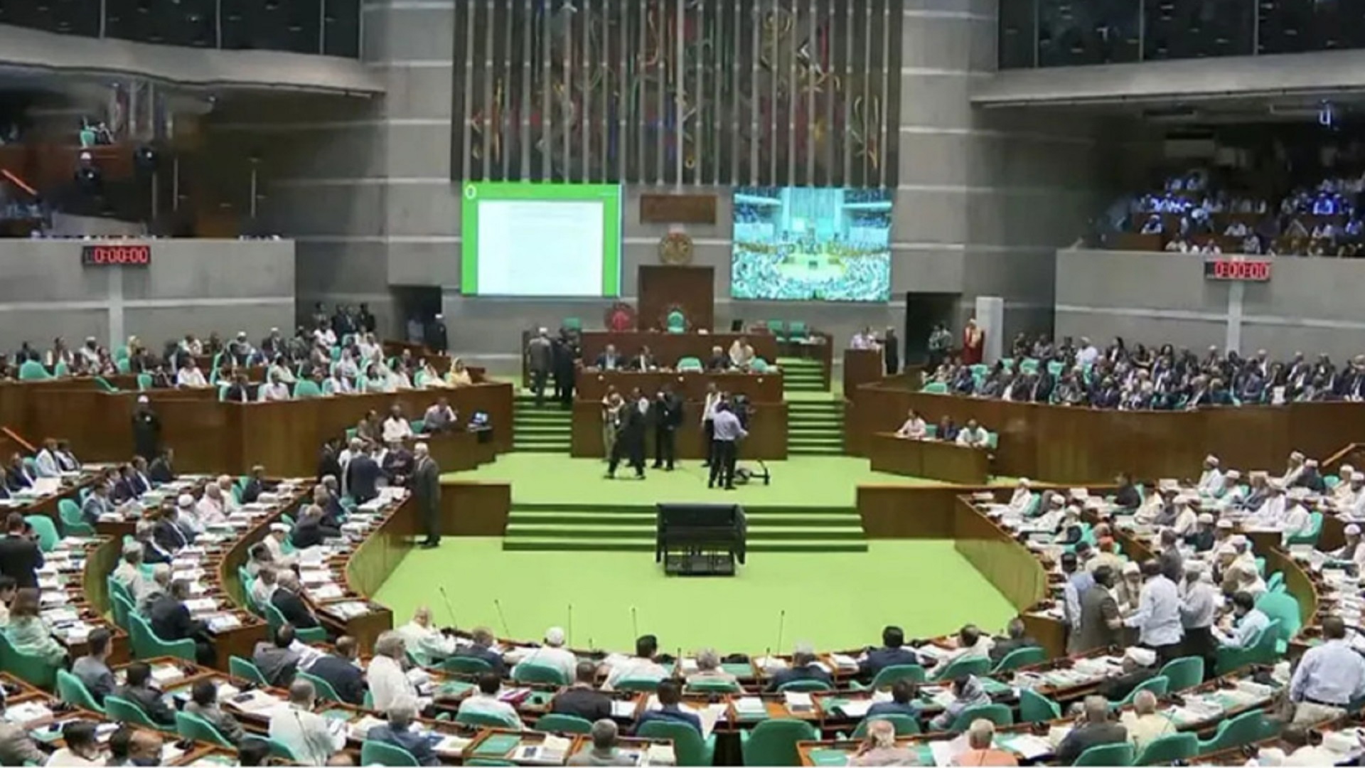 ত্রয়োদশ জাতীয় সংসদের প্রথম অধিবেশনের ২০তম দিন এক ঐতিহাসিক সাক্ষী হয়ে রইলো। সরকার ও বিরোধী দলের কাদা ছোড়াছুড়ি নয়, ঐক্যের নজির সৃষ্টি হয়েছে চলমান জ্বালানি সংকট নিরসনে। বিদ্যুৎ জ্বালানি খাত নিয়ে নিজেদের কিছু পরামর্শ সরকারকে দিতে চেয়েছিল বিরোধী দল। সাড়া দিলেন সংসদ নেতা ও প্রধানমন্ত্রী তারেক রহমান। কথা বলার আগ্রহ জানিয়ে স্পিকারের কাছে বার্তা পাঠালেন। বক্তব্যে তুলে ধরলেন ১০ সদস্যের কমিটি গঠনের মাধ্যমে আলোচনা করার। কমিটির বৈঠকে বিরোধীদলের পরামর্শ সংকট মোকাবিলায় উপযুক্ত হলে গ্রহণ করার প্রতিশ্রুতি দেন সংসদ নেতা। পরে বিদ্যুৎ জ্বালানিমন্ত্রী ইকবাল হাসান মাহমুদ টুকুকে প্রধান করে সরকার দলের ৫ সদস্যের নাম ঘোষণা করেন সংসদ নেতা। অন্য সদস্যরা হলেন- বিদ্যুৎ, জ্বালানি ও খনিজ সম্পদ প্রতিমন্ত্রী অনিন্দ্য ইসলাম অমিত, লক্ষ্মীপুর-৪ আসনের সংসদ সদস্য এবং সরকারদলীয় হুইপ এ বি এম আশরাফ উদ্দিন (নিজান), মানিকগঞ্জ-২ আসনের সংসদ সদস্য মাইনুল ইসলাম খান শান্ত, শরীয়তপুর-৩ আসনের সংসদ সদস্য মিয়া নুরুদ্দিন আহাম্মেদ অপু। এদিকে, বিরোধী দল থেকেও পাঁচ সদস্যের নাম চান প্রধানমন্ত্রী তারেক রহমান। তার প্রস্তাবে ইতিবাচক সাড়া দেন বিরোধী দলীয় নেতা ও জামায়াতের আমির ডা. শফিকুর রহমান। তিনি জানান, শিগগিরই পাঁচ সদস্যের নাম পাঠাবেন তারা। এ সময় স্পিকার হাফিজ উদ্দিন আহমদ বলেন, সরকার ও বিরোধী দল সহযোগিতার মাধ্যমে এগোলে সমস্যার সমাধান সম্ভব হবে। পরে পাঁচ সদস্যের তালিকায় দেয় বিরোধী দল। তারা হলেন- ঢাকা-১২ আসনের সংসদ সদস্য সাইফুল আলম খান, চাঁপাইনবাবগঞ্জ-৩ আসনের সংসদ সদস্য নুরুল ইসলাম, ঢাকা-১৬ আসনের সংসদ সদস্য আবদুল বাতেন, কুমিল্লা-৪ আসনের সংসদ সদস্য মোহাম্মদ আবুল হাসনাত এবং সিলেট-৫ আসনের সংসদ সদস্য মুফতি মাওলানা আবুল হাসান। বিরোধীদলীয় নেতা জানান, এ পাঁচজন সদস্য সরকারি দলের সদস্যদের সঙ্গে জ্বালানি সমস্যা নিরসনে একযোগে কাজ করবেন।