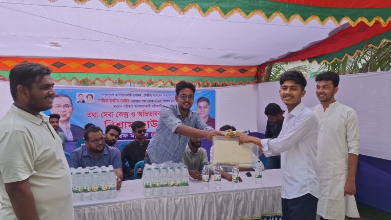 রাজশাহীতে তীব্র গরমে এসএসসি পরীক্ষার্থীদের পাশে ছাত্রদল