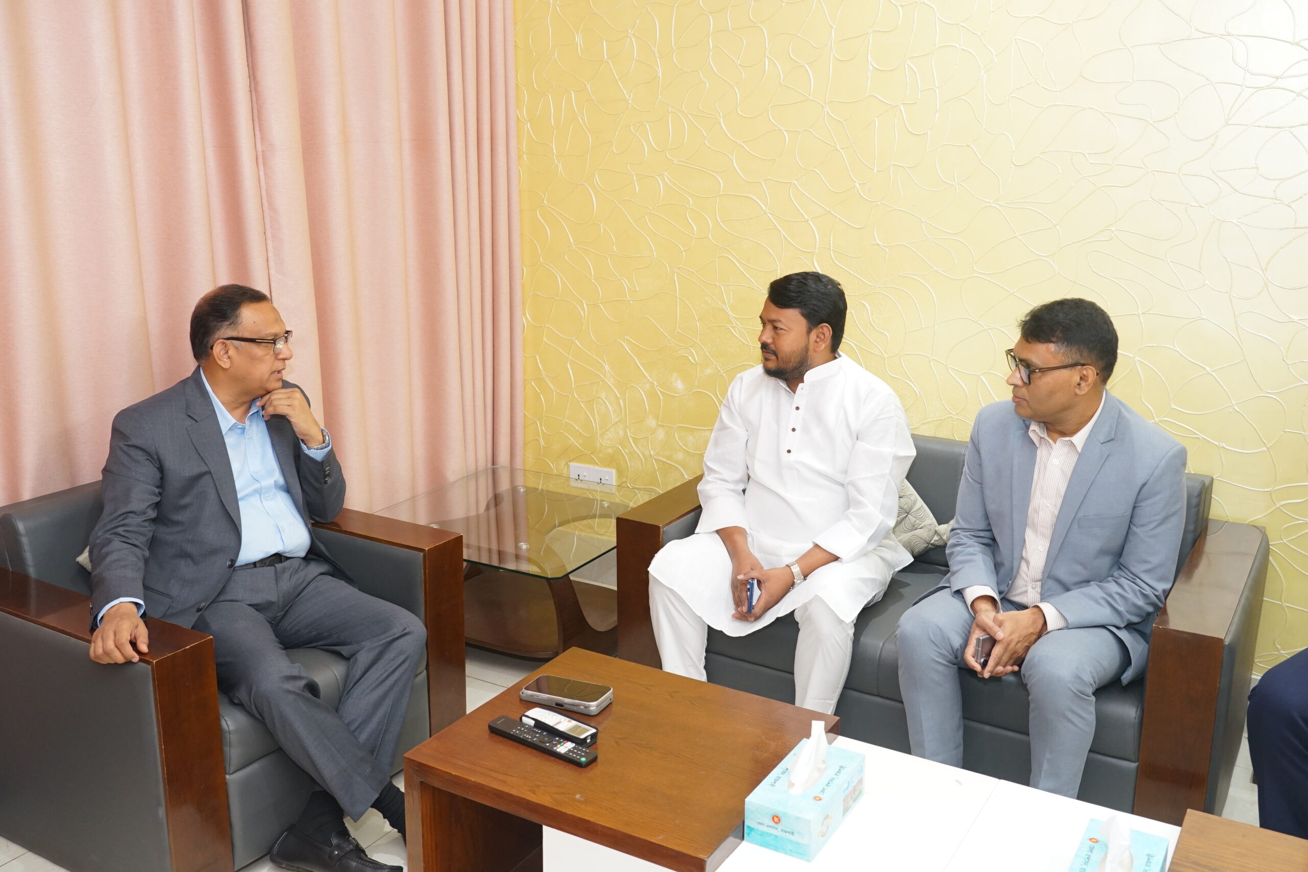 বস্ত্র ও পাট মন্ত্রণালয়ের প্রতিমন্ত্রীর সাথে রাসিক প্রশাসকের সৌজন্য সাক্ষাৎ