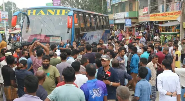 নওগাঁয় বাস ও সিএনজি শ্রমিকদের দ্বন্দ্বের অবসান; সাড়ে ৪ ঘন্টা পর স্বাভাবিক