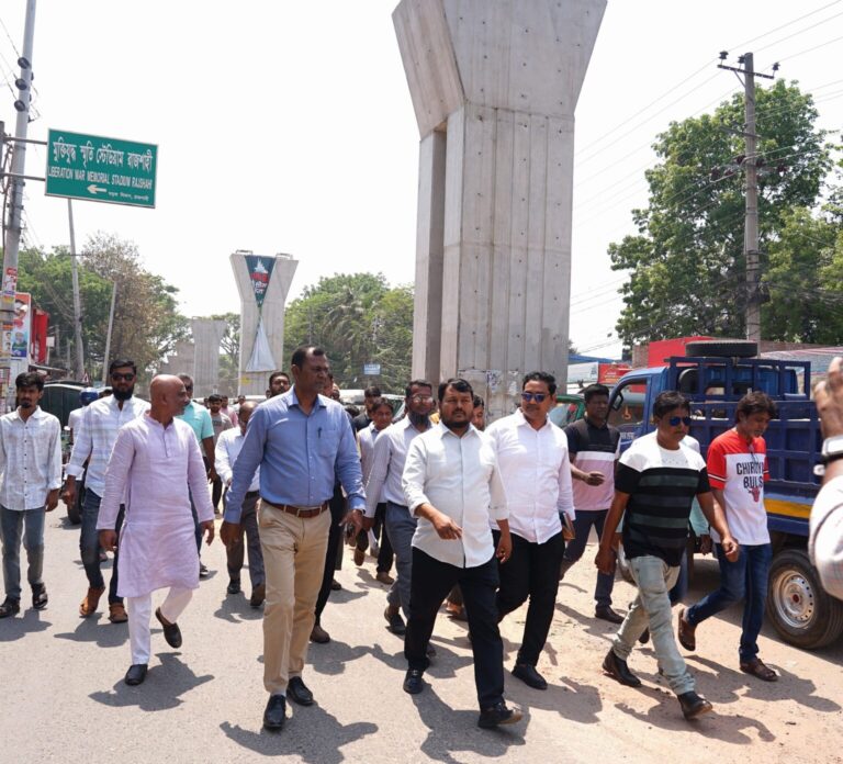 নগরীর জনদুর্ভোগ লাঘবে কঠোর অবস্থান নিয়েছেন রাজশাহী সিটি কর্পোরেশনের (রাসিক) প্রশাসক। আগামী সাত দিনের মধ্যে সড়কের ওপর রাখা ঠিকাদারি প্রতিষ্ঠানের যাবতীয় অপ্রয়োজনীয় সরঞ্জাম ও নির্মাণসামগ্রী সরিয়ে রাস্তা সাধারণ মানুষের চলাচলের জন্য উন্মুক্ত করার চূড়ান্ত নির্দেশ দিয়েছেন তিনি। একইসঙ্গে, নির্মাণাধীন ফ্লাইওভারসহ নগরীর অন্যান্য অসমাপ্ত উন্নয়ন কাজগুলো দ্রুততম সময়ের মধ্যে সম্পন্ন করতে সংশ্লিষ্টদের কঠোর তাগিদ দিয়েছেন প্রশাসক। জনস্বার্থে নেওয়া এই নির্দেশনা বাস্তবায়নে কোনো ধরনের অবহেলা সহ্য করা হবে না বলেও সাফ জানিয়ে দিয়েছেন তিনি। মহানগরীর সমন্বিত নগর অবকাঠামো উন্নয়ন শীর্ষক প্রকল্পের আওতায় নির্মাণাধীন গোরহাঙ্গা রেলক্রসিং ফ্লাইওভার এবং শালবাগান কাঁচা বাজার নির্মাণ কাজ পরিদর্শন শেষে এ কথা জানান মাহফুজুর রহমান রিটন। পরিদর্শন শেষে রাসিক প্রশাসক সাংবাদিকদের বলেন, প্রধানমন্ত্রী তারেক রহমান আমাকে রাজশাহী নগরীর উন্নয়ন ও নগরবাসীর সেবা করার সুযোগ দিয়েছেন। এই দায়িত্ব আমি যথাযথভাবে পালন করতে সচেষ্ট রয়েছি। নগরীর উন্নয়ন ও নাগরিক সেবা নিশ্চিত করতে ইতিমধ্যে ৩০ দিনের ও ৯০ দিনের স্কিম গ্রহণ করা হয়েছে। ৩০ দিনের স্কিমের মধ্যে নগরীর ৩০টি ওয়ার্ডে ইতিমধ্যে পরিস্কার পরিচ্ছন্নতা, ড্রেনের ব্যবস্থার উন্নয়ন ও মশক নিয়ন্ত্রণে কার্যক্রম জোরদার করা হয়েছে। তিনি আরো বলেন, নগরীর সৌন্দর্যবর্ধণে রেলগেট থেকে নওহাটা পর্যন্ত সড়কে বৃক্ষরোপণ করা হবে। রাজশাহী মহানগরবাসীকে সেবা দেয়ার জন্য, মহানগরীকে বিশ্ব দরবারে আরো সুন্দরভাবে ফুটিয়ে তোলার জন্য এবং ক্লিন সিটি, গ্রিন সিটি গড়তে যা যা পদক্ষেপ গ্রহণ করা দরকার, আমি সব পদক্ষেপ গ্রহণ করবো। পরিদর্শনকালে ফুটপাত দখলমুক্ত করতে ফুটপাত ব্যবসায়ীদের সহযোগিতা কামনা করেন রাসিক প্রশাসক। পরিদর্শনকালে রাসিকের প্রধান নির্বাহী কর্মকর্তা রেজাউল করিম, তত্ত্বাবধায়ক প্রকৌশলী খায়রুল বাকের, ভারপ্রাপ্ত তত্বাবধায়ক প্রকৌশলী আহমদ আল মঈন পরাগ, নির্বাহী প্রকৌশলী মাহমুদুর রহমান ইমন, ১৩নং ওয়ার্ডের সাবেক কাউন্সিলর রবিউল আলম মিলু, ঠিকাদারী প্রতিষ্ঠানের প্রতিনিধিবৃন্দসহ এলাকার গণ্যমান্য ব্যক্তিবর্গ উপস্থিত ছিলেন।