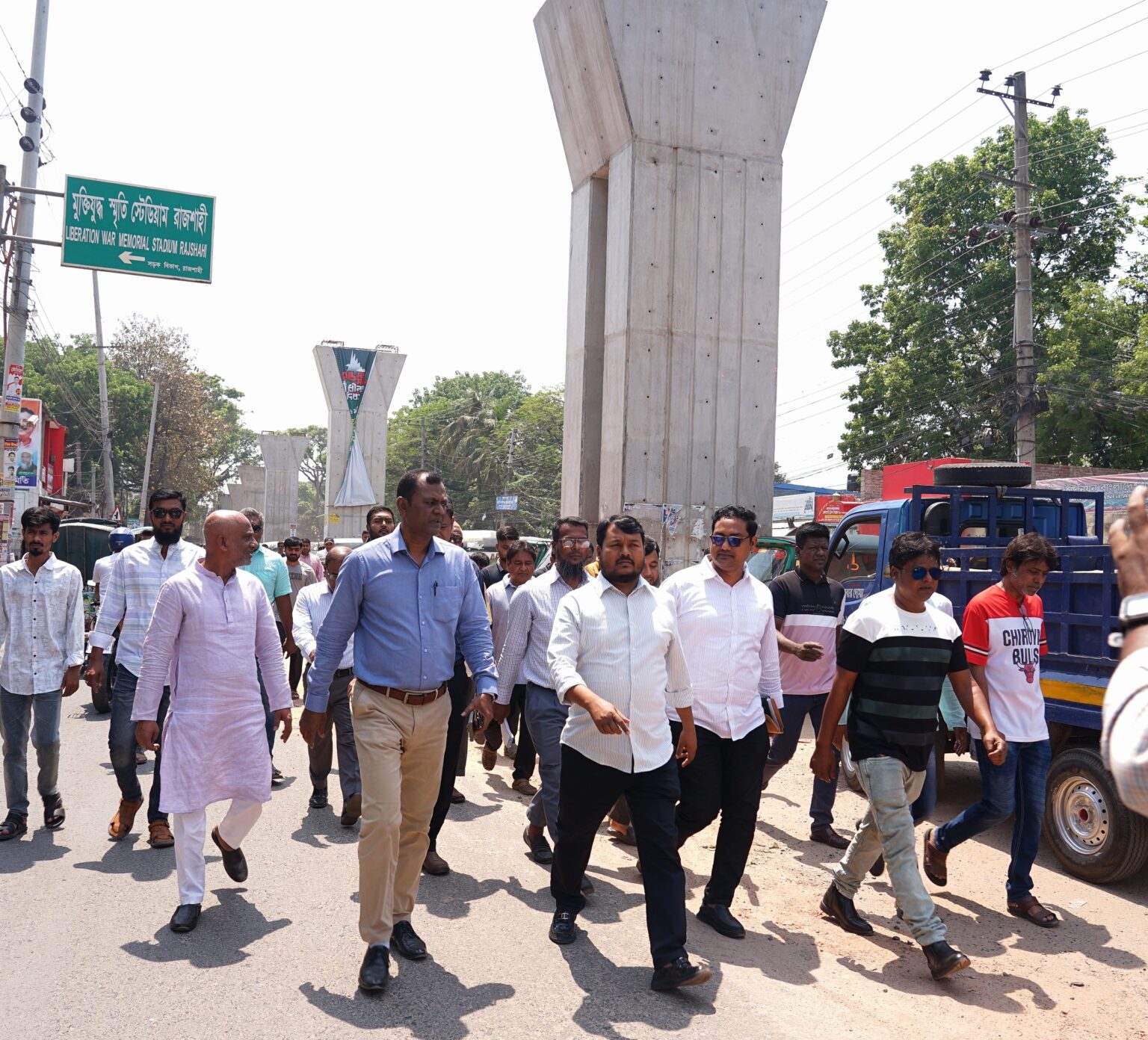 নগরীর জনদুর্ভোগ লাঘবে কঠোর অবস্থান নিয়েছেন রাজশাহী সিটি কর্পোরেশনের (রাসিক) প্রশাসক। আগামী সাত দিনের মধ্যে সড়কের ওপর রাখা ঠিকাদারি প্রতিষ্ঠানের যাবতীয় অপ্রয়োজনীয় সরঞ্জাম ও নির্মাণসামগ্রী সরিয়ে রাস্তা সাধারণ মানুষের চলাচলের জন্য উন্মুক্ত করার চূড়ান্ত নির্দেশ দিয়েছেন তিনি। একইসঙ্গে, নির্মাণাধীন ফ্লাইওভারসহ নগরীর অন্যান্য অসমাপ্ত উন্নয়ন কাজগুলো দ্রুততম সময়ের মধ্যে সম্পন্ন করতে সংশ্লিষ্টদের কঠোর তাগিদ দিয়েছেন প্রশাসক। জনস্বার্থে নেওয়া এই নির্দেশনা বাস্তবায়নে কোনো ধরনের অবহেলা সহ্য করা হবে না বলেও সাফ জানিয়ে দিয়েছেন তিনি। মহানগরীর সমন্বিত নগর অবকাঠামো উন্নয়ন শীর্ষক প্রকল্পের আওতায় নির্মাণাধীন গোরহাঙ্গা রেলক্রসিং ফ্লাইওভার এবং শালবাগান কাঁচা বাজার নির্মাণ কাজ পরিদর্শন শেষে এ কথা জানান মাহফুজুর রহমান রিটন। পরিদর্শন শেষে রাসিক প্রশাসক সাংবাদিকদের বলেন, প্রধানমন্ত্রী তারেক রহমান আমাকে রাজশাহী নগরীর উন্নয়ন ও নগরবাসীর সেবা করার সুযোগ দিয়েছেন। এই দায়িত্ব আমি যথাযথভাবে পালন করতে সচেষ্ট রয়েছি। নগরীর উন্নয়ন ও নাগরিক সেবা নিশ্চিত করতে ইতিমধ্যে ৩০ দিনের ও ৯০ দিনের স্কিম গ্রহণ করা হয়েছে। ৩০ দিনের স্কিমের মধ্যে নগরীর ৩০টি ওয়ার্ডে ইতিমধ্যে পরিস্কার পরিচ্ছন্নতা, ড্রেনের ব্যবস্থার উন্নয়ন ও মশক নিয়ন্ত্রণে কার্যক্রম জোরদার করা হয়েছে। তিনি আরো বলেন, নগরীর সৌন্দর্যবর্ধণে রেলগেট থেকে নওহাটা পর্যন্ত সড়কে বৃক্ষরোপণ করা হবে। রাজশাহী মহানগরবাসীকে সেবা দেয়ার জন্য, মহানগরীকে বিশ্ব দরবারে আরো সুন্দরভাবে ফুটিয়ে তোলার জন্য এবং ক্লিন সিটি, গ্রিন সিটি গড়তে যা যা পদক্ষেপ গ্রহণ করা দরকার, আমি সব পদক্ষেপ গ্রহণ করবো। পরিদর্শনকালে ফুটপাত দখলমুক্ত করতে ফুটপাত ব্যবসায়ীদের সহযোগিতা কামনা করেন রাসিক প্রশাসক। পরিদর্শনকালে রাসিকের প্রধান নির্বাহী কর্মকর্তা রেজাউল করিম, তত্ত্বাবধায়ক প্রকৌশলী খায়রুল বাকের, ভারপ্রাপ্ত তত্বাবধায়ক প্রকৌশলী আহমদ আল মঈন পরাগ, নির্বাহী প্রকৌশলী মাহমুদুর রহমান ইমন, ১৩নং ওয়ার্ডের সাবেক কাউন্সিলর রবিউল আলম মিলু, ঠিকাদারী প্রতিষ্ঠানের প্রতিনিধিবৃন্দসহ এলাকার গণ্যমান্য ব্যক্তিবর্গ উপস্থিত ছিলেন।