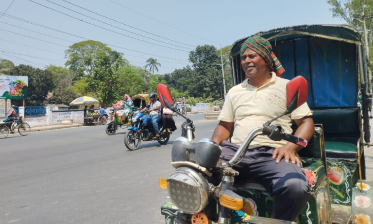 তীব্র তাপদাহে নাকাল রাজশাহীবাসী