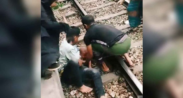 ট্রেনের নিচে পড়ে সন্তান, ঝাঁপ দিয়ে অলৌকিকভাবে বাঁচালেন বাবা