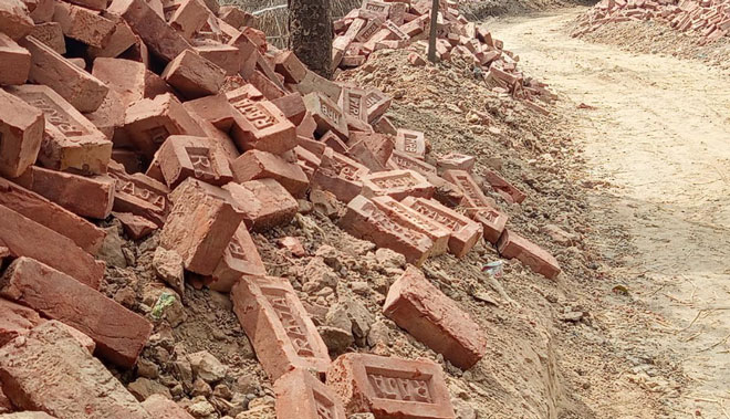 মহাদেবপুরে এমপির নির্দেশে সরানো হলো নিম্নমানের ইট