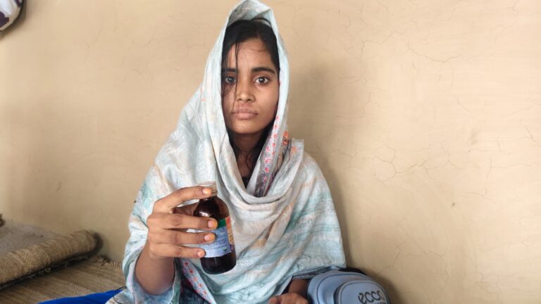 দুর্গাপুরে বিষের বোতল হাতে প্রেমিকের বাড়িতে প্রেমিকার অনশন