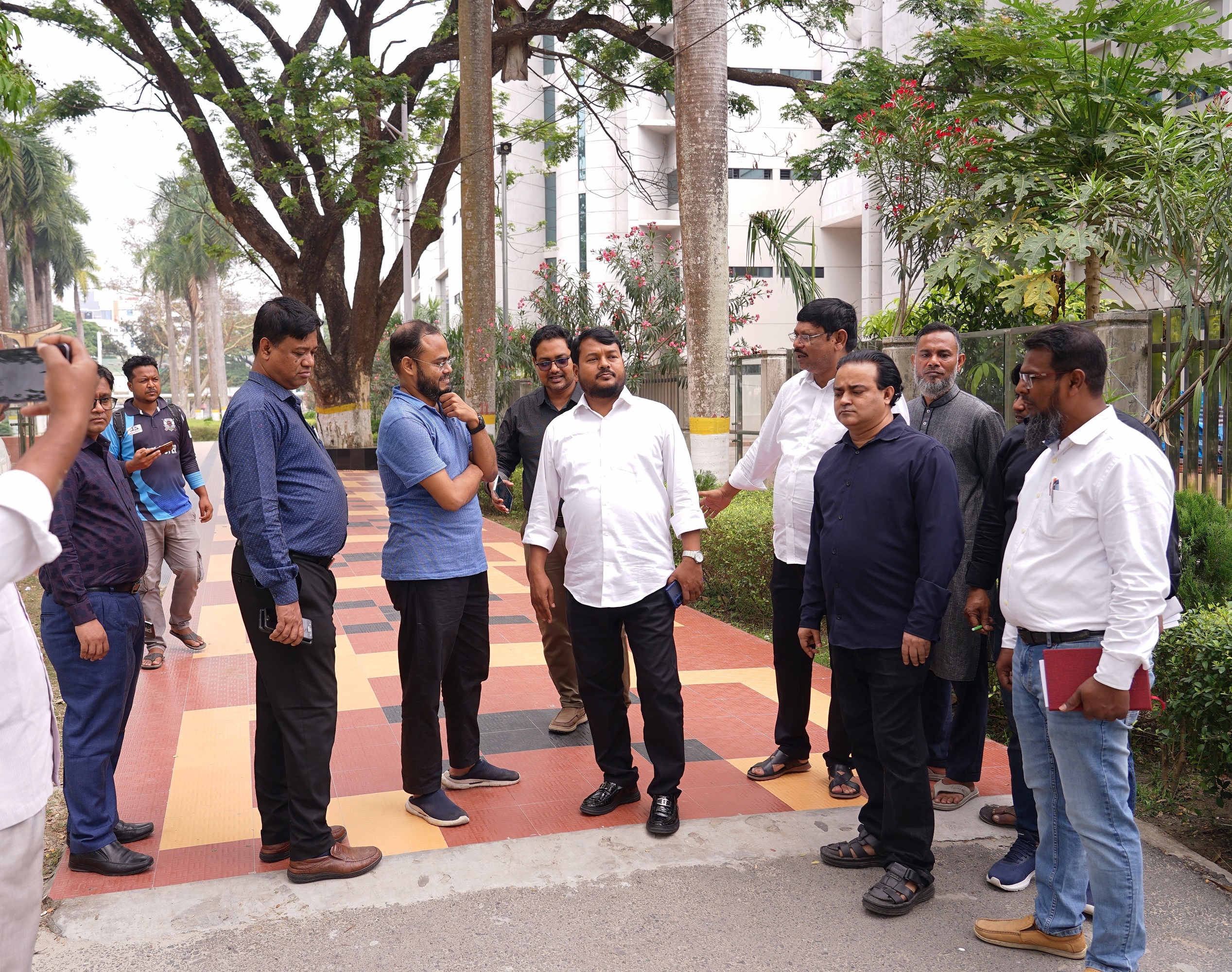 রাজশাহী কেন্দ্রীয় উদ্যানে উন্নয়নমূলক কাজ পরিদর্শনে রাসিক প্রশাসক