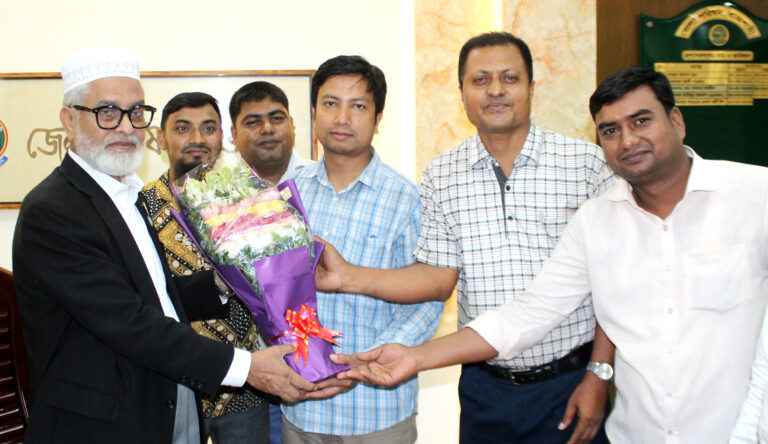 জেলা পরিষদের প্রশাসককে ফুলেল শুভেচ্ছা