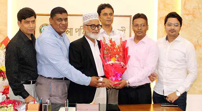 জেলা পরিষদের প্রশাসককে ব্যাংকের ফুলেল শুভেচ্ছা