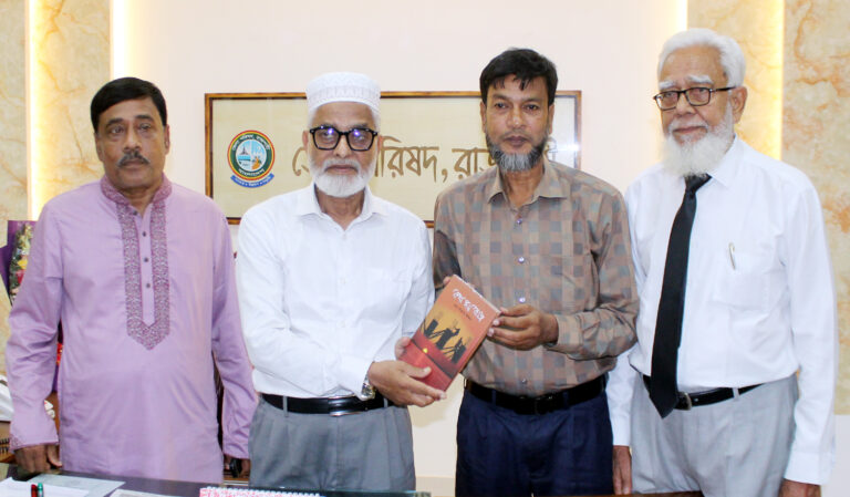 জেলা পরিষদের প্রশাসককে ‘কথা নয় কাজ’ গ্রন্থের সৌজন্য কপি উপহার