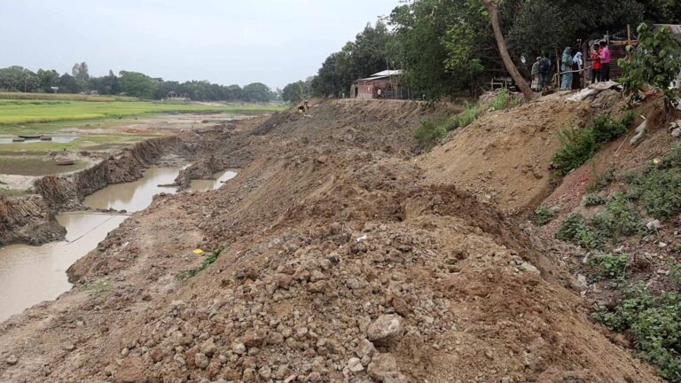 নওগাঁর গ্রামীণ অবকাঠামো উন্নয়ন সড়কের কাজে ব্যাপক অনিয়মের অভিযোগ