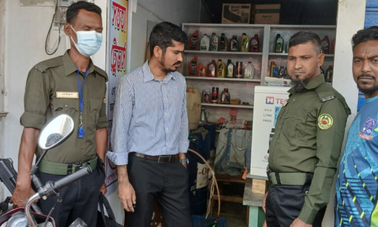 পুঠিয়ায় অবৈধ তেল মজুতের দায়ে জরিমানা