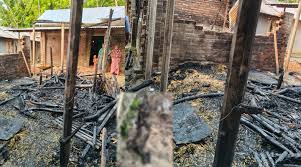 পুঠিয়ায় কয়েলের আগুনে বাড়ি পুড়ে ছাই