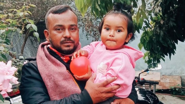 বজ্রাঘাতে কোল থেকে ছিটকে পড়ে ছোট্ট সাফিয়া, প্রাণ গেল বাবার