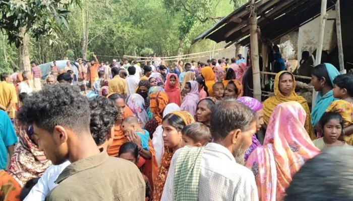 রাজশাহী নওগাঁ জেলায় একই পরিবারের চারজনকে গলা কেটে হত্যা