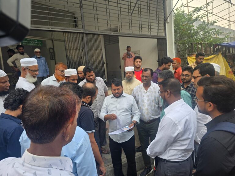 সোনাদিঘি মসজিদের সম্প্রসারণ ও আধুনিকায়নের লক্ষ্যে পরিদর্শনে রাসিক প্রশাসক