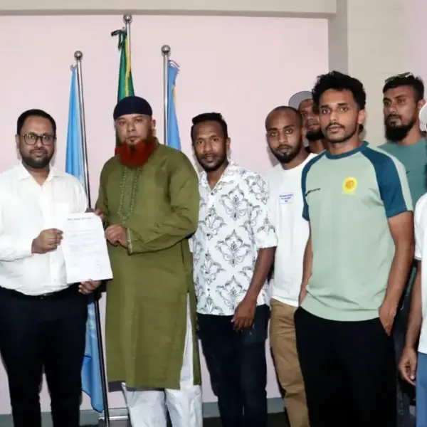 হঠাৎ আন্দোলনে আবাহনী-মোহামেডানের ফুটবলাররা