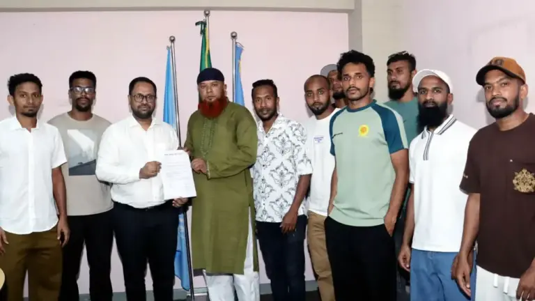 হঠাৎ আন্দোলনে আবাহনী-মোহামেডানের ফুটবলাররা