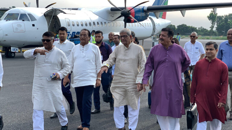 রাজশাহীতে দুই মন্ত্রীকে বিমানবন্দরে অভ্যার্থনা