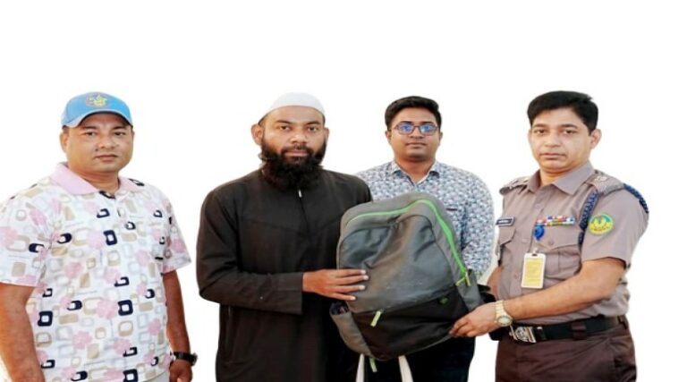 রাজশাহী মেট্রোপলিটন পুলিশের সহযোগিতায় হারানো ব্যাগ ফিরে পেলেন প্রকৃত মালিক