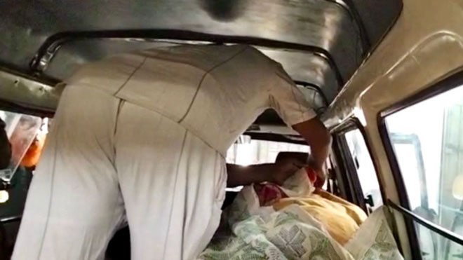রাজশাহী কারাফটকে শেষবারের মতো সন্তানের মুখ দেখলেন বন্দী