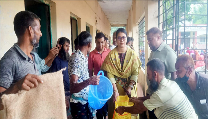 কেশরহাট পৌরসভায় ভিজিএফের চাল বিতরণ