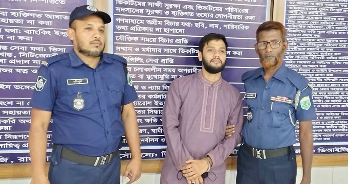 চাঁপাইনবাবগঞ্জে অ্যাডিশনাল এসপি পরিচয়ে প্রতারণার দায়ে যুবক আটক