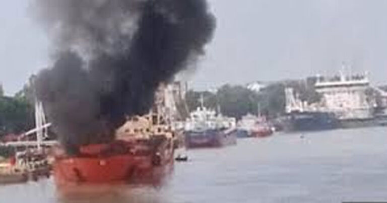 চার ঘণ্টার চেষ্টায় নিয়ন্ত্রণে চট্টগ্রাম বন্দরের তেলবাহী জাহাজের আগুন