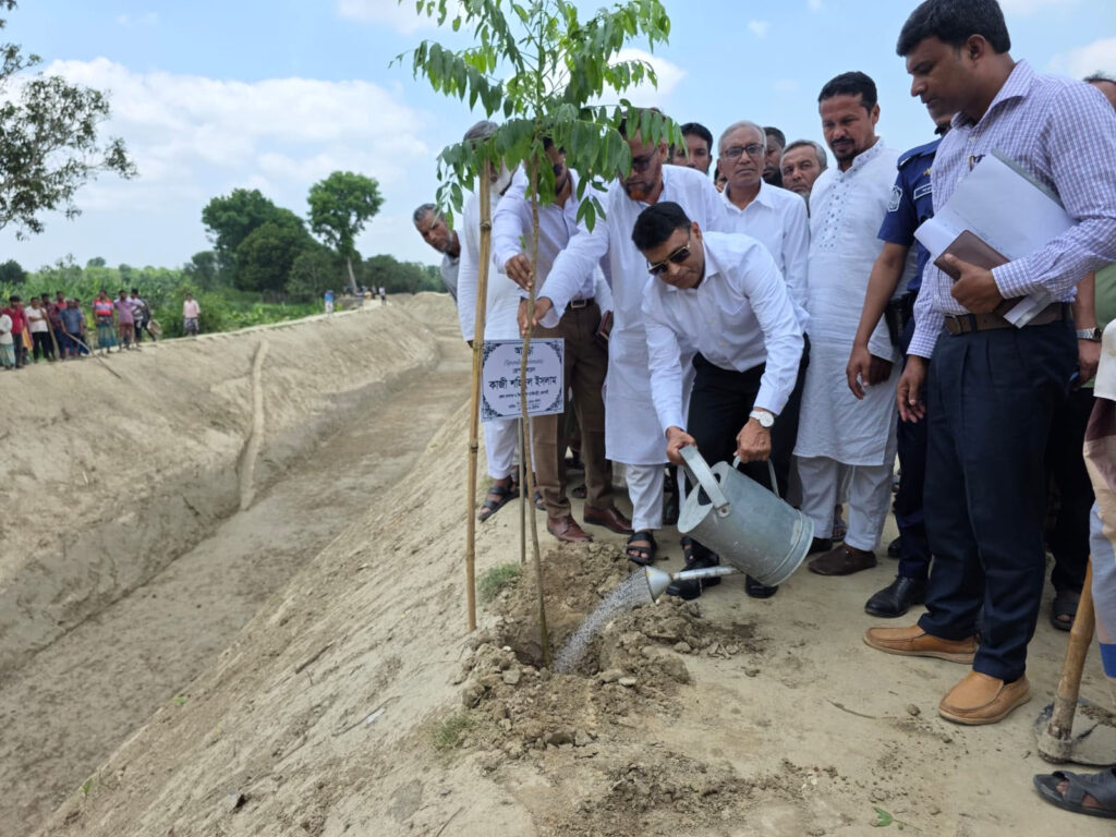 চারঘাটে খাল খনন কর্মসুচী পরিদর্শনে জেলা প্রশাসক