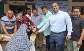 জয়পুরহাটে ভিজিএফের চাল বিতরণ শুরু