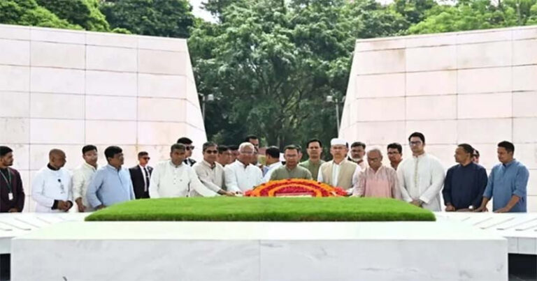 জিয়ার সমাধিতে তারেক রহমানের শ্রদ্ধা, দেশজুড়ে বিএনপির মানবিক কর্মসূচি